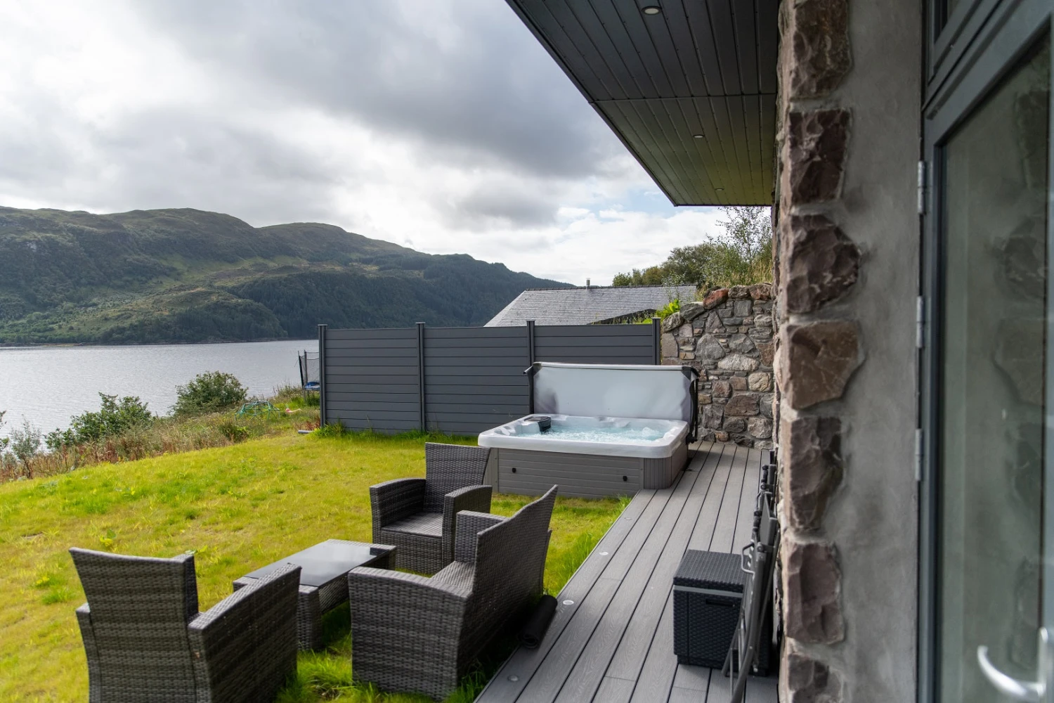 Holiday Let 5 - 5 Person Hot Tub With 1 Lounger 13 Holiday Let 5 - 5 Person Hot Tub With 1 Lounger - Image 11