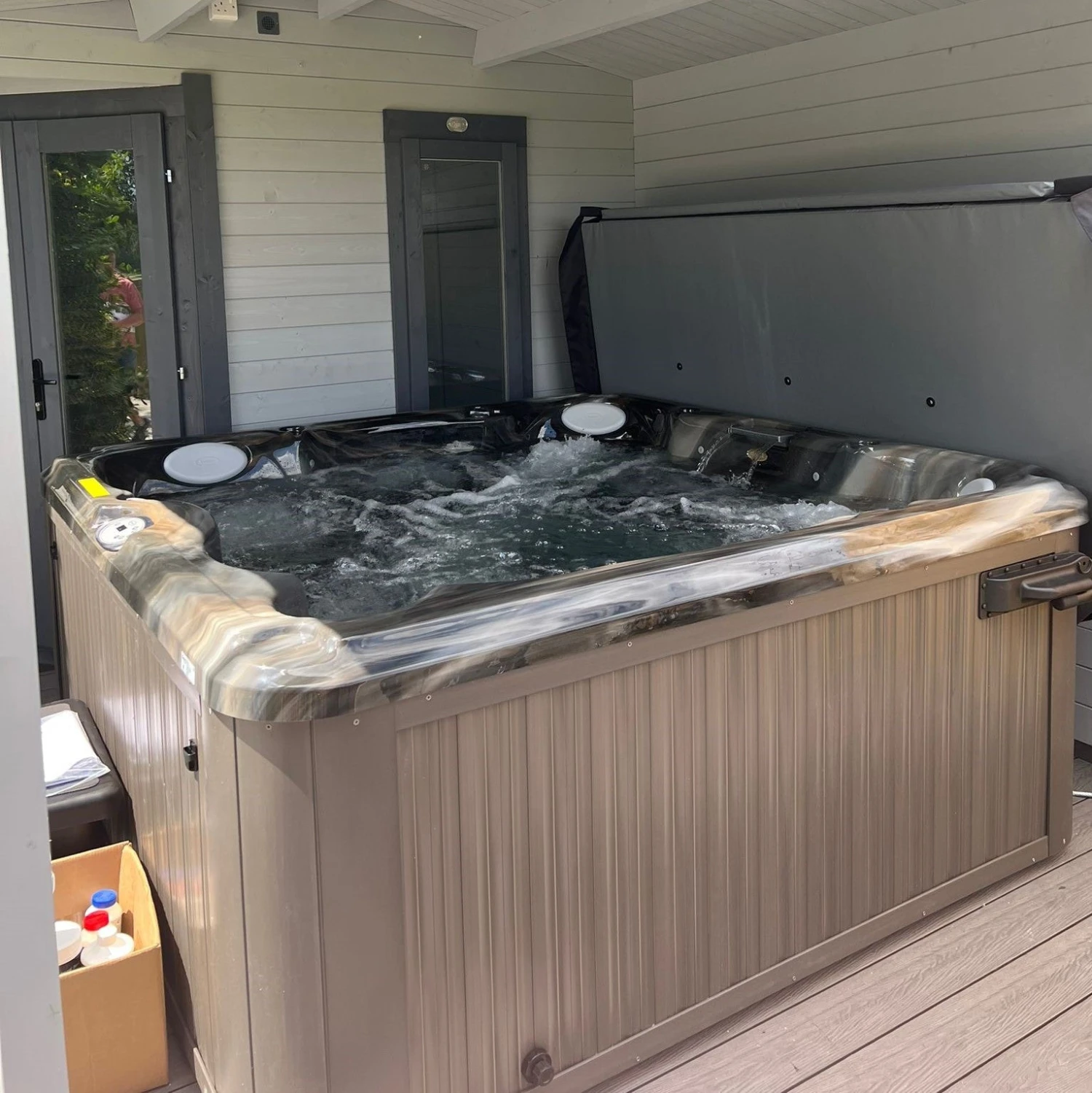 Jacuzzi® J235™ / J235IP™ - 6 Person Hot Tub With 1 Lounger 16 Jacuzzi® J235™ / J235IP™ - 6 Person Hot Tub With 1 Lounger - Image 14