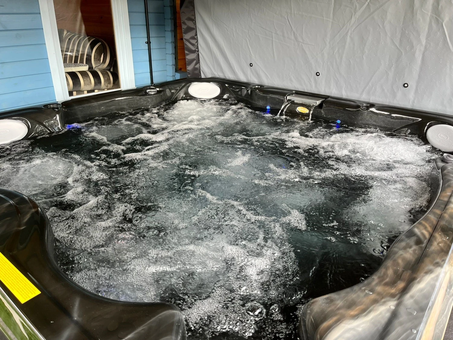 Jacuzzi® J235™ / J235IP™ - 6 Person Hot Tub With 1 Lounger 17 Jacuzzi® J235™ / J235IP™ - 6 Person Hot Tub With 1 Lounger - Image 15