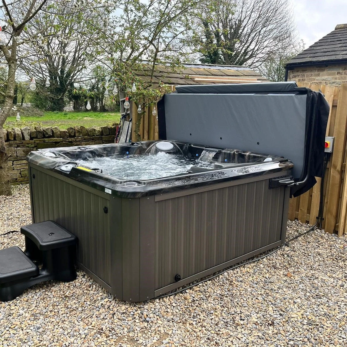 Jacuzzi® J245™ / J245IP™ - 7 Person Hot Tub 13 Jacuzzi® J245™ / J245IP™ - 7 Person Hot Tub - Image 12