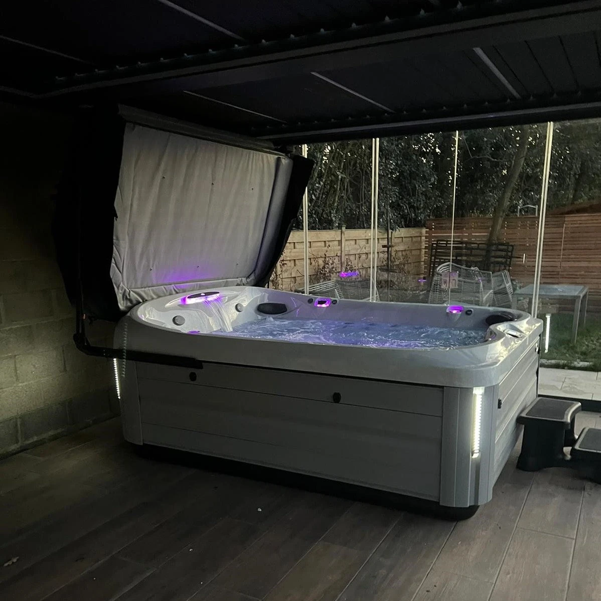 Jacuzzi® J495IP™ - 8-9 Person Hot Tub 17 Jacuzzi® J495IP™ - 8-9 Person Hot Tub - Image 15