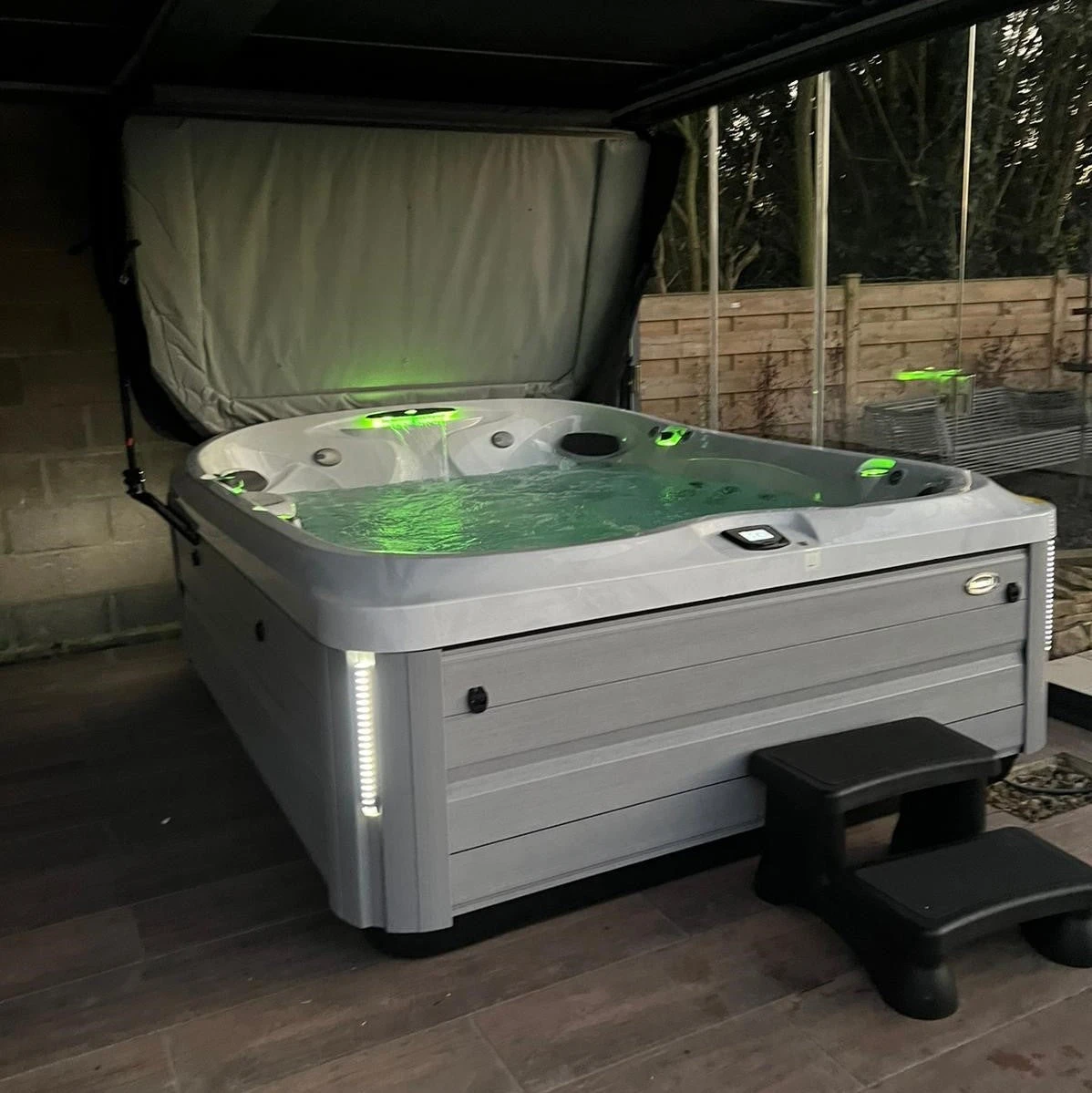 Jacuzzi® J495IP™ - 8-9 Person Hot Tub 16 Jacuzzi® J495IP™ - 8-9 Person Hot Tub - Image 14