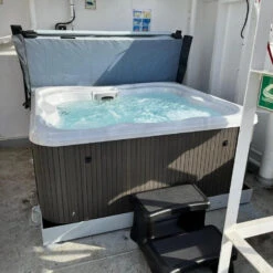 Jacuzzi® Lodge™ M - 4-5 Person Hot Tub 28 Jacuzzi® Lodge™ M - 4-5 Person Hot Tub -Outdoor Living Store JacuzziLodgeMHotTub2