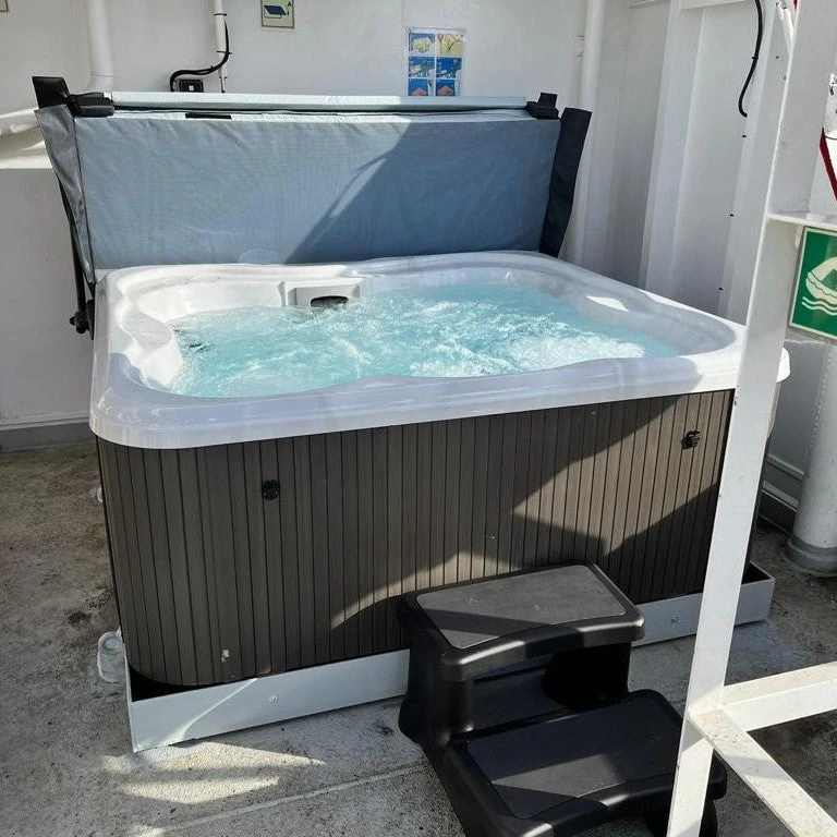 Jacuzzi® Lodge™ M - 4-5 Person Hot Tub 12 Jacuzzi® Lodge™ M - 4-5 Person Hot Tub - Image 10