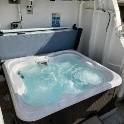 Jacuzzi® Lodge™ M - 4-5 Person Hot Tub 29 Jacuzzi® Lodge™ M - 4-5 Person Hot Tub -Outdoor Living Store JacuzziLodgeMHotTub4